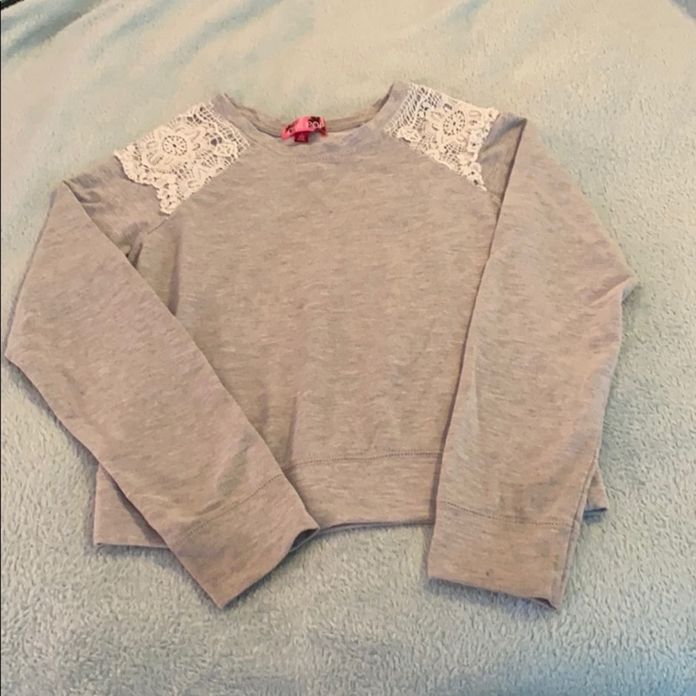 ChiliPop gray sweatshirt with crocheted shoulders